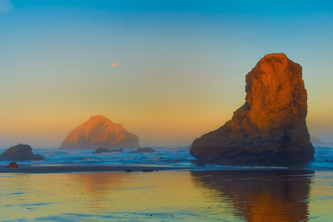 USA, Oregon, Bandon. Sunrise on beach