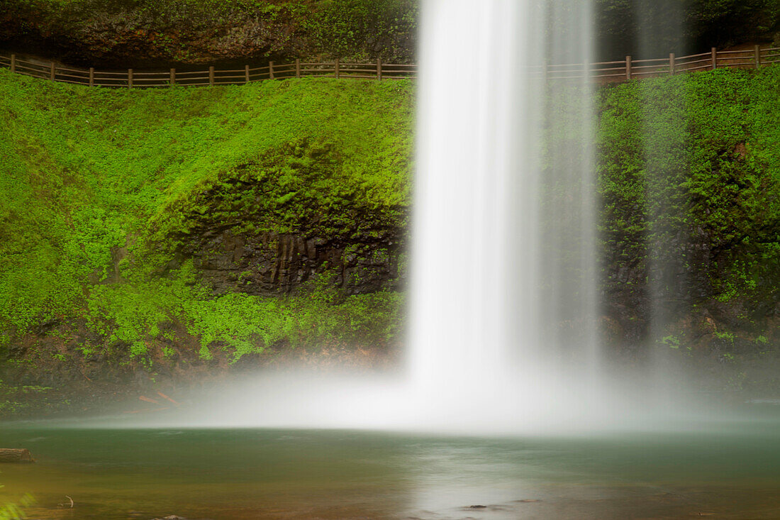 USA, Oregon, Silver Falls State Park. South Falls plätschert in den Pool