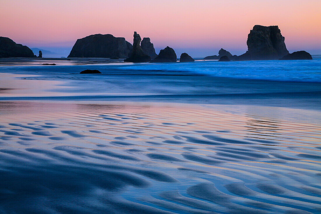 USA, Oregon, Bandon. Sonnenuntergang auf Strandmeerstapeln