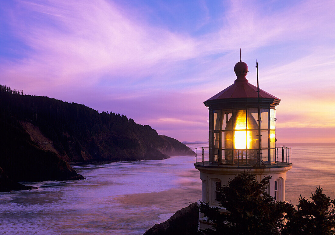 Oregon, Küste von Oregon, Heceta Head Lighthouse auf Heceta Head, 205 Fuß über dem Ozean