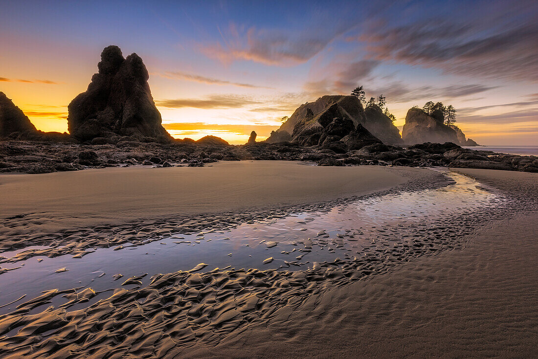 USA, Staat Washington, Olympic-Nationalpark. Sonnenaufgang am Küstenstrand und Felsen