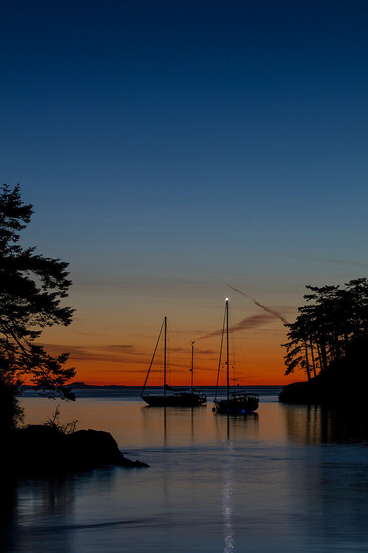 USA, Staat Washington, San-Juan-Inseln. Segelboote in Active Cove bei Sonnenuntergang