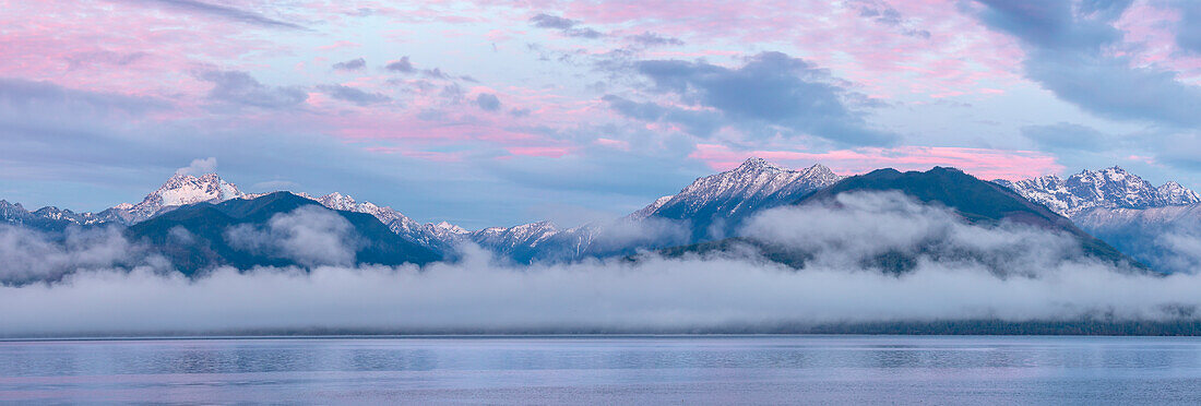 USA, Staat Washington, Seabeck. Composite aus Hood Canal und Olympic Mountains bei Sonnenaufgang