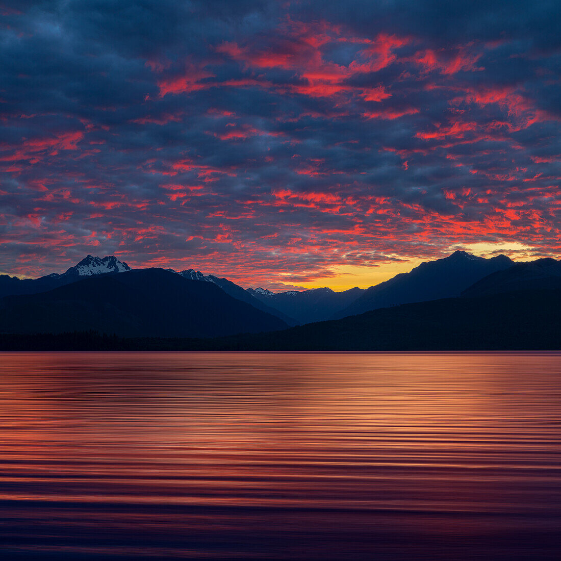 USA, Staat Washington, Seabeck. Sonnenuntergang über dem Hood Canal