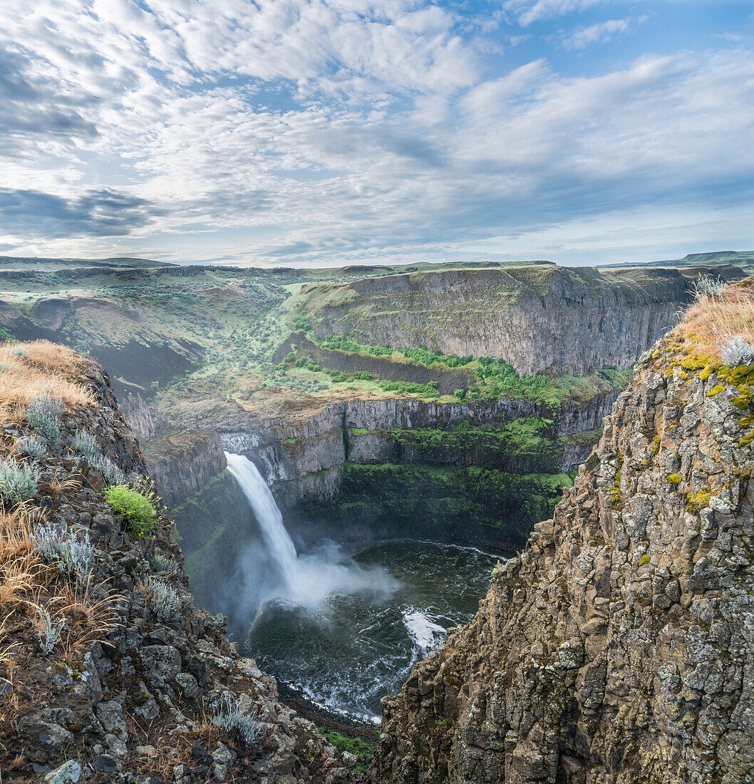 USA, Washington. Palouse Falls im Frühjahr im Palouse Falls State Park.