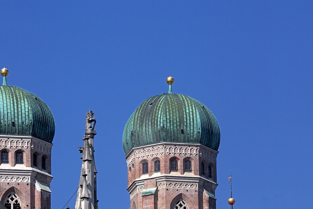 Towers of the Frauenkirche with figure decorations of the New Town Hall, Munich, Upper Bavaria, Bavaria, Germany