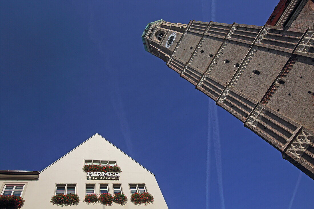Turm der Frauenkirche und Hirmer, München, Oberbayern, Bayern, Deutschland