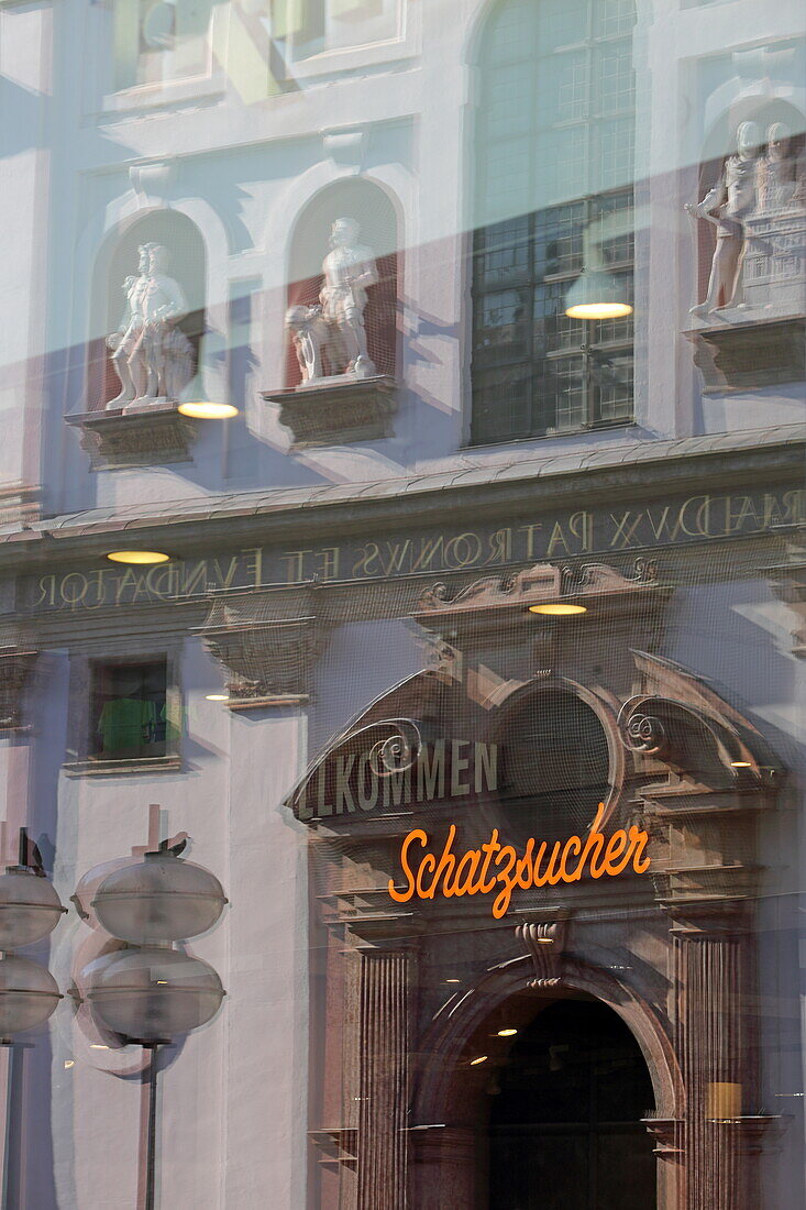 Reflektion in einem Kaufhaus in der Neuhauser Strasse mit der Fassade von St. Michael, München, Oberbayern, Bayern, Deutschland