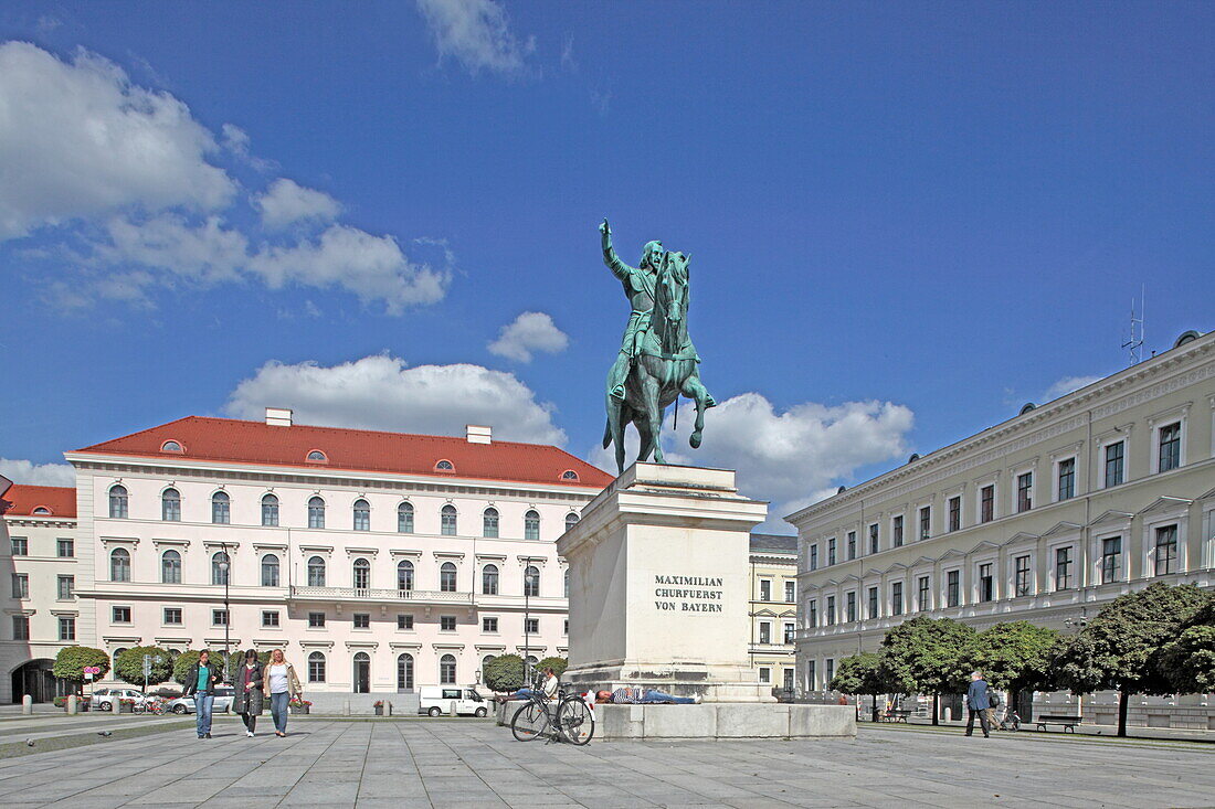 Equestrian statue of Elector Maximilian I at Wittelsbacher Platz, Munich, Upper Bavaria, Bavaria, Germany