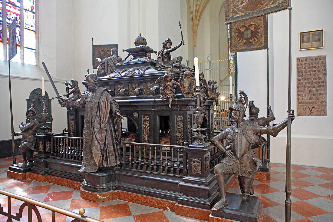 Prunkgrabmal für Kaiser Ludwig den Bayern, Frauenkirche, München, Oberbayern, Bayern, Deutschland