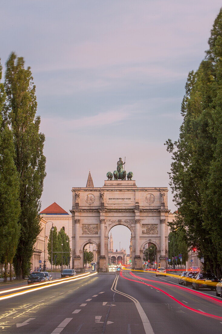 Blick entlang der Leopoldstrasse auf das Siegestor, Schwabing, München, Oberbayern, Bayern, Deutschland