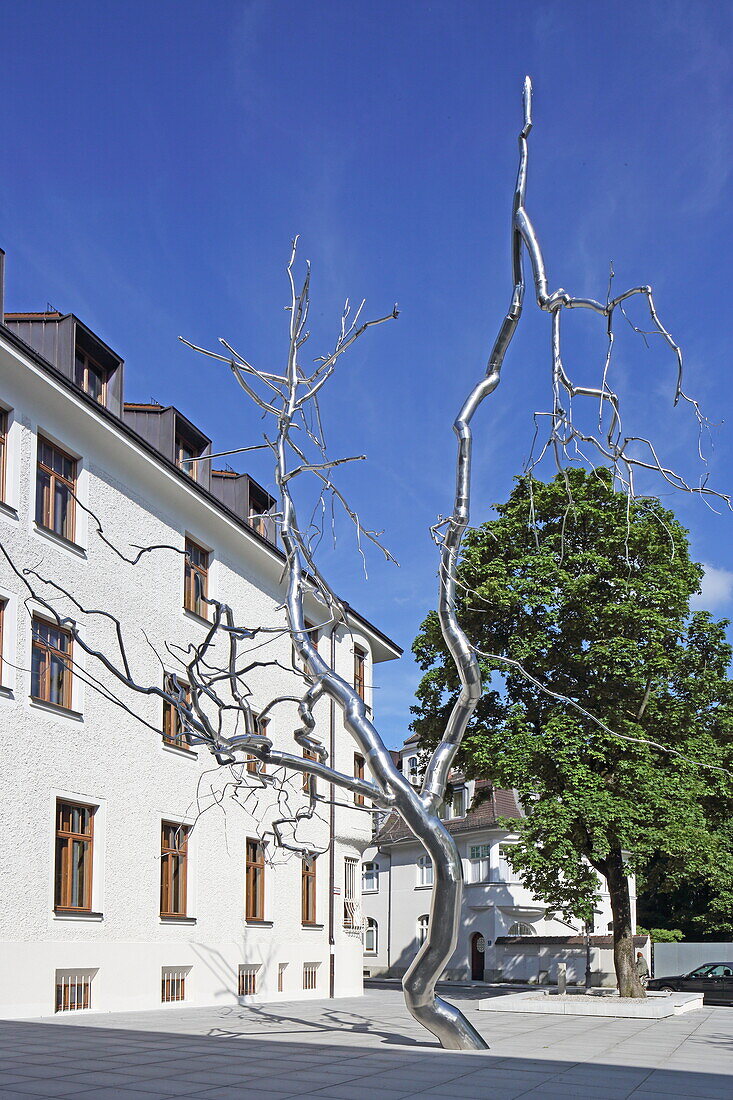 Diskrepanz, Metallbaumskulptur von Roxy Schmerzen vor einem Bürogebäude der Munich Re, Schwabing, München, Oberbayern, Bayern, Deutschland