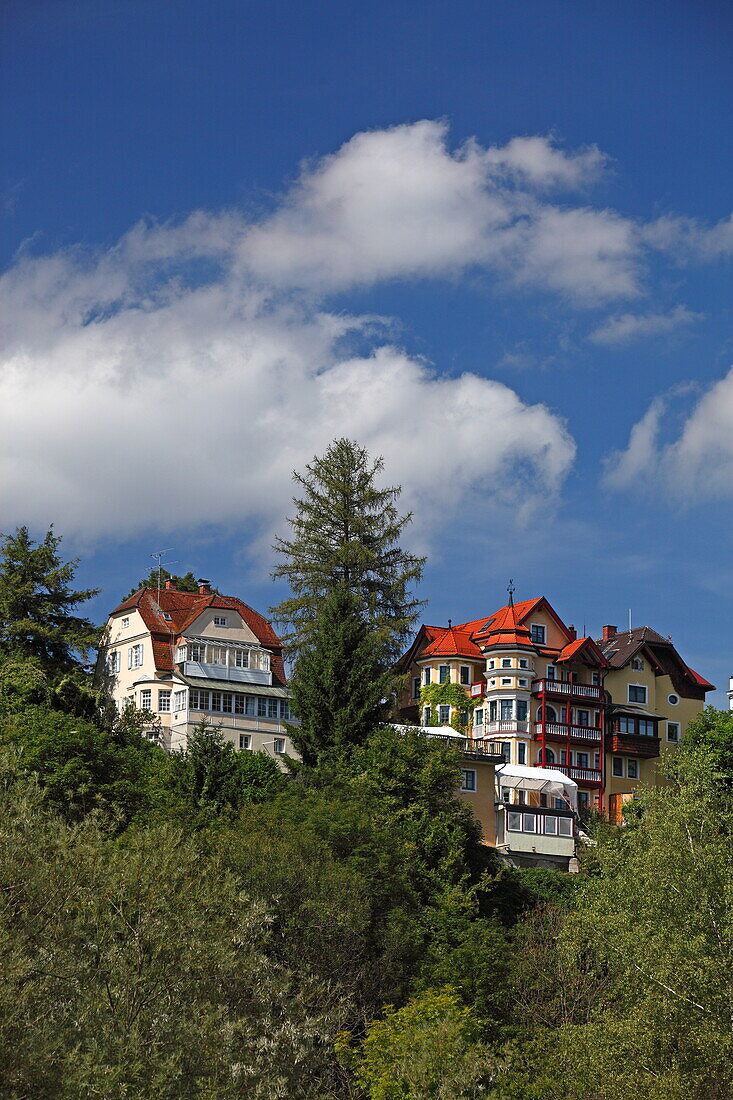 Houses on the high banks of the Isar in Pullach, Munich, Upper Bavaria, Bavaria, Germany