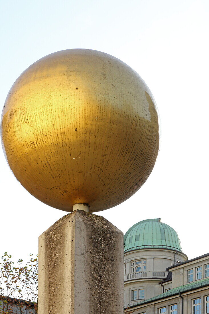 Die Darstellung der Sonne ist der Anfang des Plantetenweg, Innenhof Deutsches Museum, München, Bayern, Deutschland