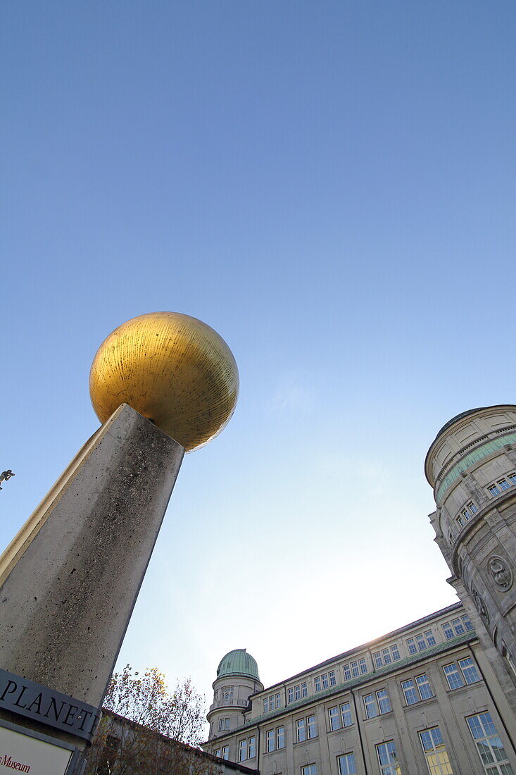 Die Darstellung der Sonne ist der Anfang des Plantetenweg, Innenhof Deutsches Museum, München, Bayern, Deutschland