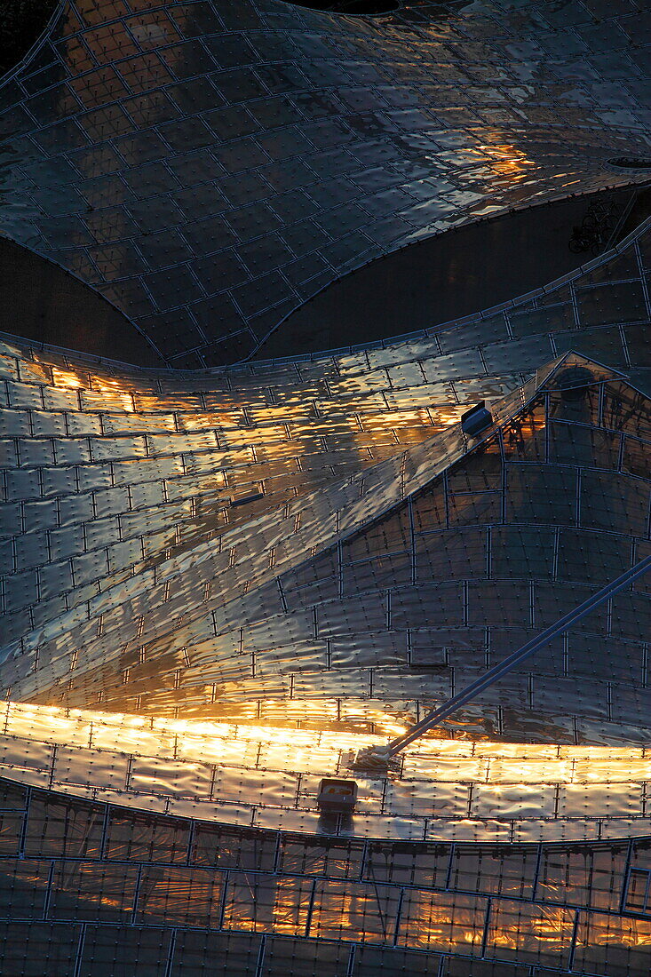 Die untergehende Sonne reflektiert auf dem Dach des Olympiastadion, München, Oberbayern, Bayern, Deutschland