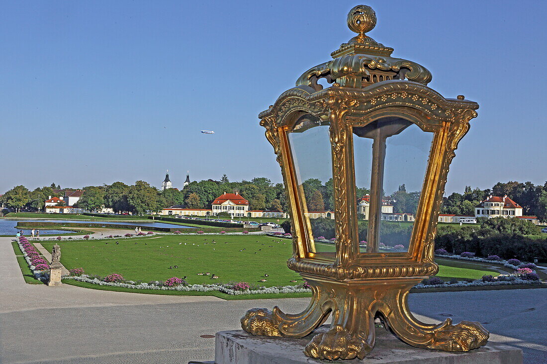 Goldene Lampe der Treppenanlage am Eingang der Stadtseite des Schloss Nymphenburg, Nymphenburg, München, Oberbayern, Bayern, Deutschland