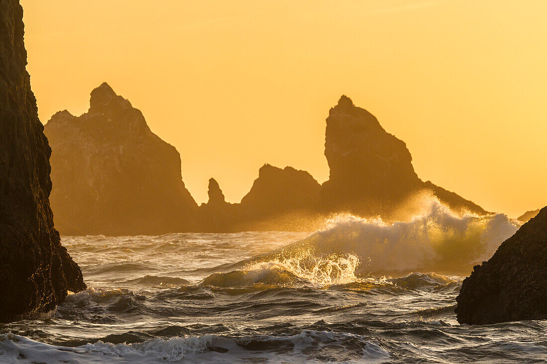 USA, Oregon, Bandon Beach, Sonnenuntergang, krachende Wellen