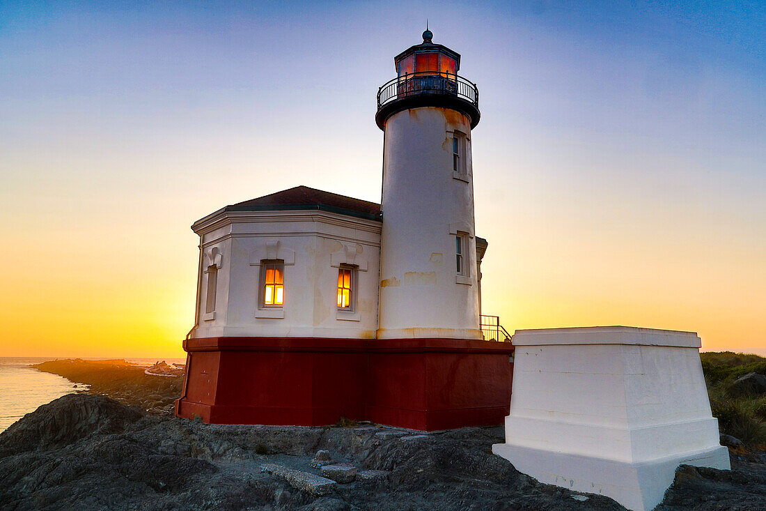 Abendlicht auf dem Coquille River-Leuchtturm, Bullards Beach State Park, Oregon