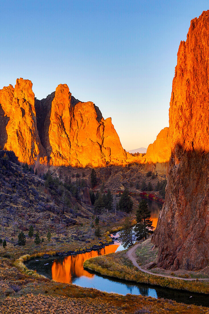 Vereinigte Staaten, Oregon, Bend, Smith Rock State Park, Felsen und Reflektionen