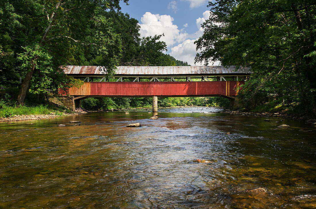 Überdachte Brücke Lower Humbert. Überspannt den Laurel Hill Creek. Laurel Highlands, Pennsylvania