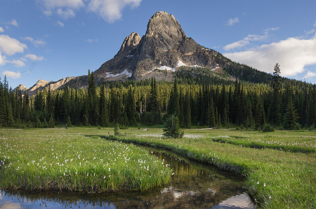 Der Liberty Bell Mountain spiegelt sich im Wasser des State Creek, Washington State Pass Weiden, North Cascades, Washington State