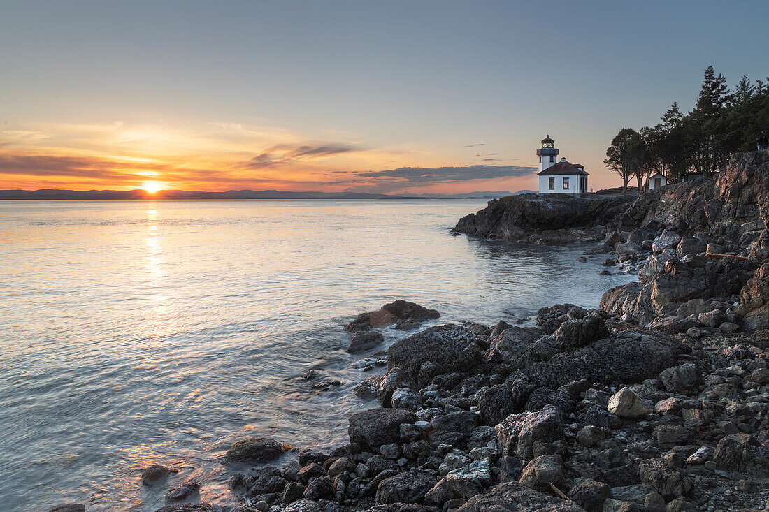 Lime Kiln Lighthouse bei Sonnenuntergang, Lime Kiln Point State Park, San Juan Island, Washington State