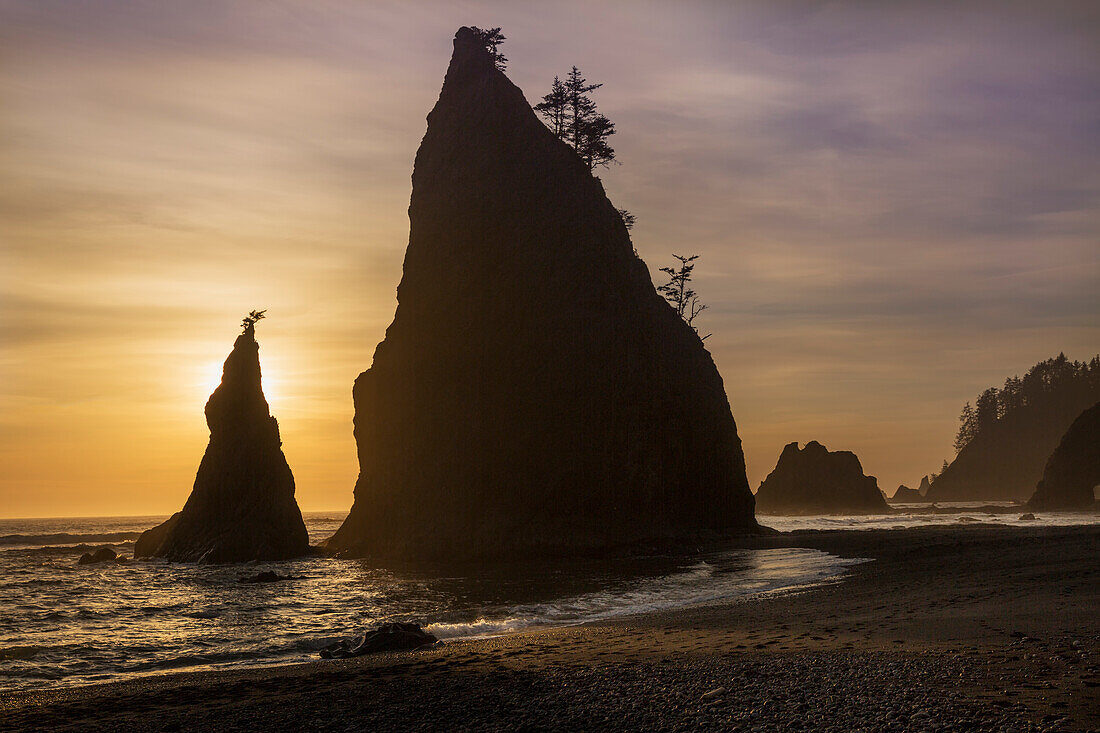 Vereinigte Staaten von Amerika, Washington. Sonnenuntergang auf den Felsvorsprüngen am Rialto Beach.