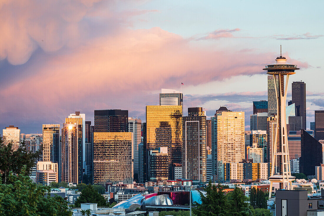 Seattle, Bundesstaat Washington, USA. Downtown Seattle bei Sonnenuntergang an einem Sommertag.