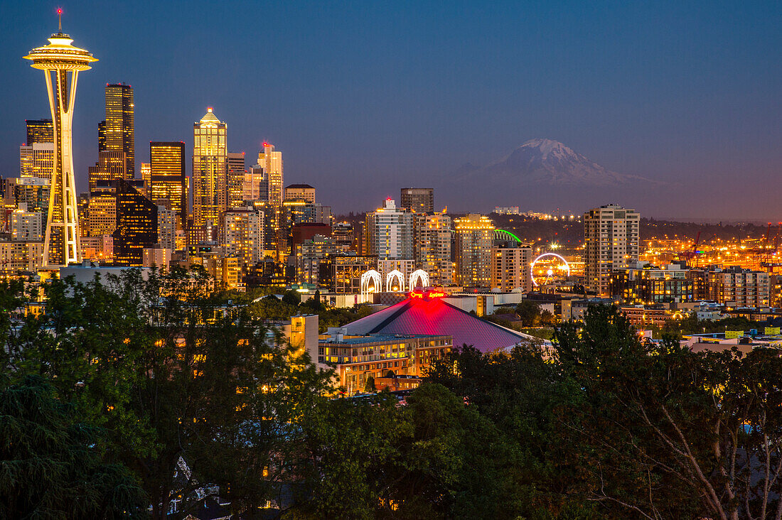 USA, Washington, Seattle, Night Scene, Mount Rainier,