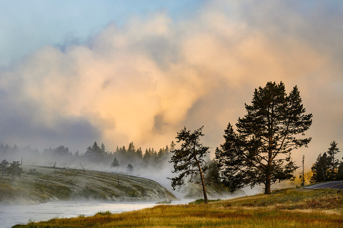 Dampfender Nebel bei Sonnenaufgang am Firehole River, Yellowstone National Park, Wyoming/Montana.