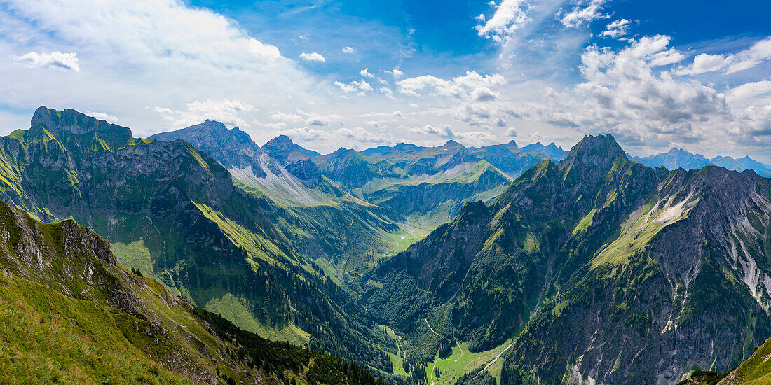Mountain panorama from the Laufbacher-Eckweg to the Schneck, 2268m, Großer Wilder, 2379m, to the Oytal and to the Höfats, 2259m, Allgäu Alps, Allgäu, Bavaria, Germany, Europe