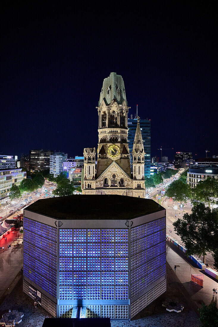 Nächtlicher Blick vom Motel One Upper West auf die Kaiser-Wilhelm-Gedächtniskirche, Breitscheidplatz, Berlin, Deutschland