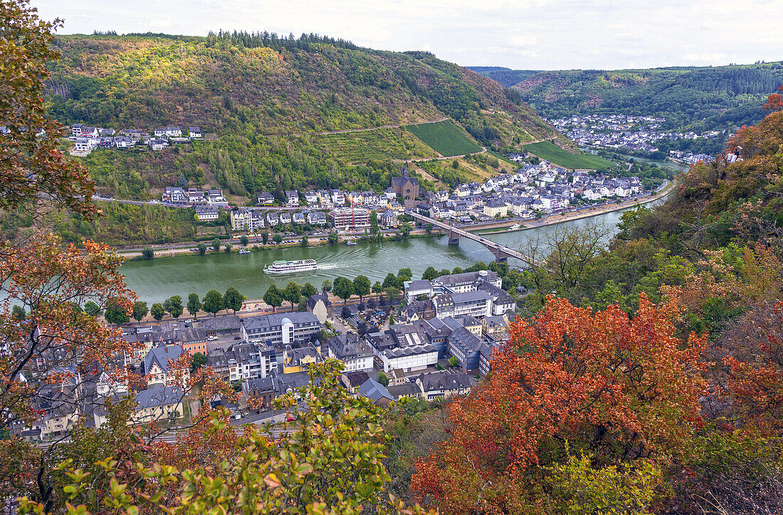 Blick auf die Mosel von Aussichtspunkt Pinnerkreuz, Cochem an der Mosel, Rheinland-Pfalz, Deutschland
