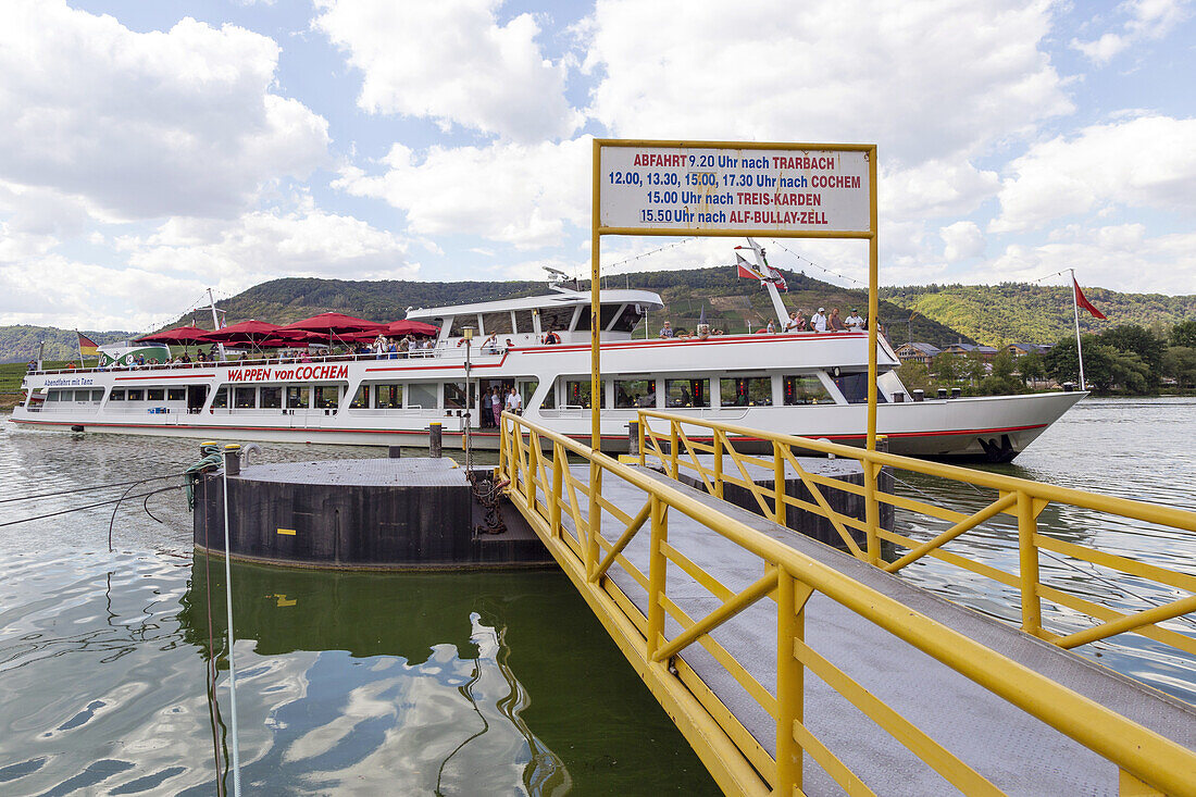 Landing stage, excursion boat &quot;Wappen von Cochem&quot;, Beilstein on the Moselle