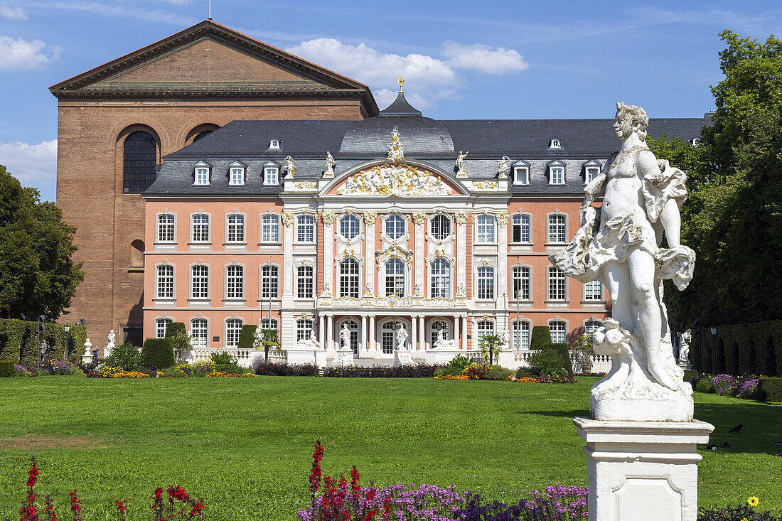 Kurfürstliches Palais, Palastgarten mit Barockfiguren und Konstantinbasilika, Trier, Rheinland-Pfalz, Deutschland