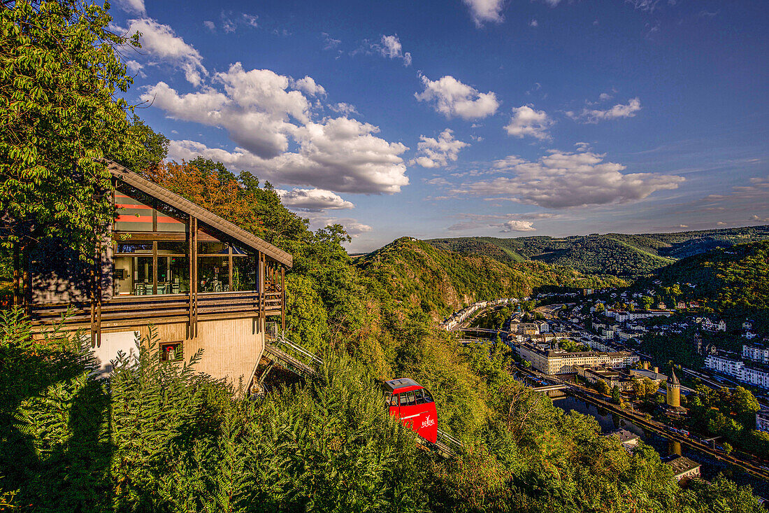 Blick von der Bergstation der Kurwaldbahn auf das Lahntal, Bad Ems, Rheinland-Pfalz, Deutschland