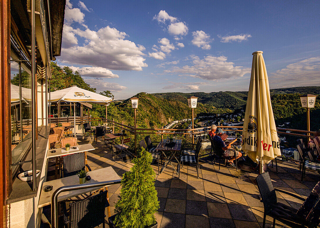 Terrasse des Restaurants am Bismarckturm mit Blick auf das Lahntal, Bad Ems, Rheinland-Pfalz, Deutschland