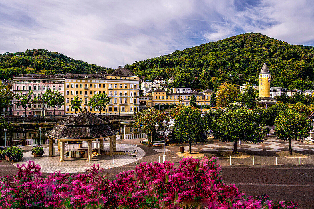 Pavillon der Römerquelle und historische Gebäude am Ufer der Lahn, Bad Ems, Rheinland-Pfalz, Deutschland