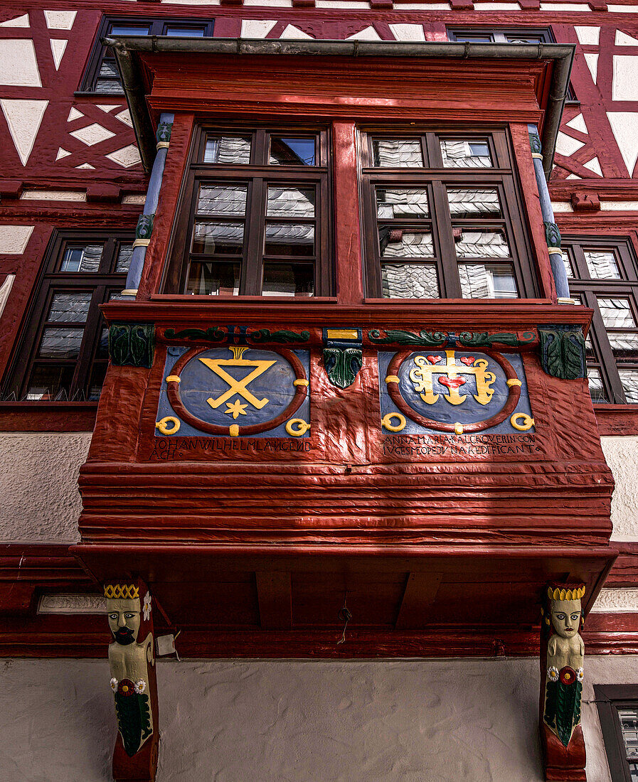 Verzierter Erker eines Fachwerkhauses in Limburg an der Lahn, Hessen; Deutschland