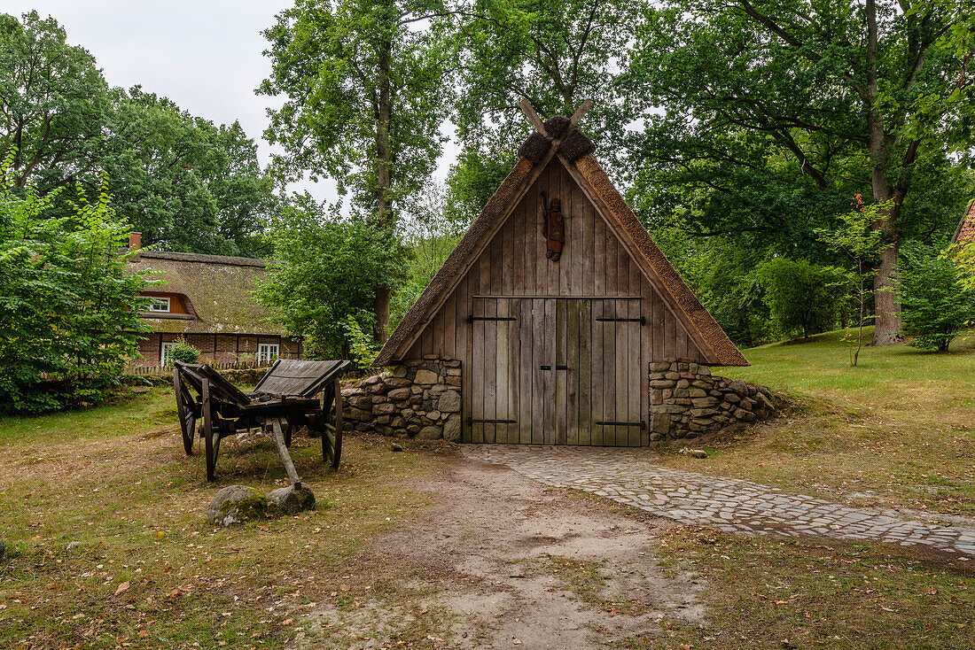 Reetgedecktes Bauernhaus, historisches Pferdefuhrwerk, Heidemuseum, Lüneburger Heide, Wilsede, Niedersachsen, Deutschland