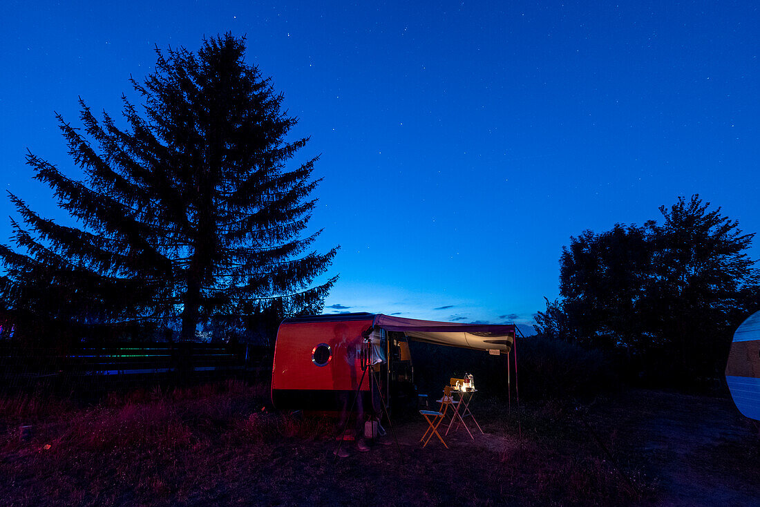 Caravan in the Rübehorst star camp, Big Dipper constellation, Westhavelland Star Park, Rübehorst, Havelland district, Brandenburg, Germany