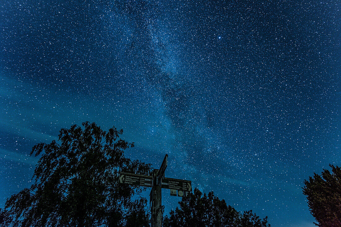 Milchstraße, Sternenhimmel, Wegweiser in der Lüneburger Heide, Niederhaverbeck, Bispingen, Niedersachsen, Deutschland