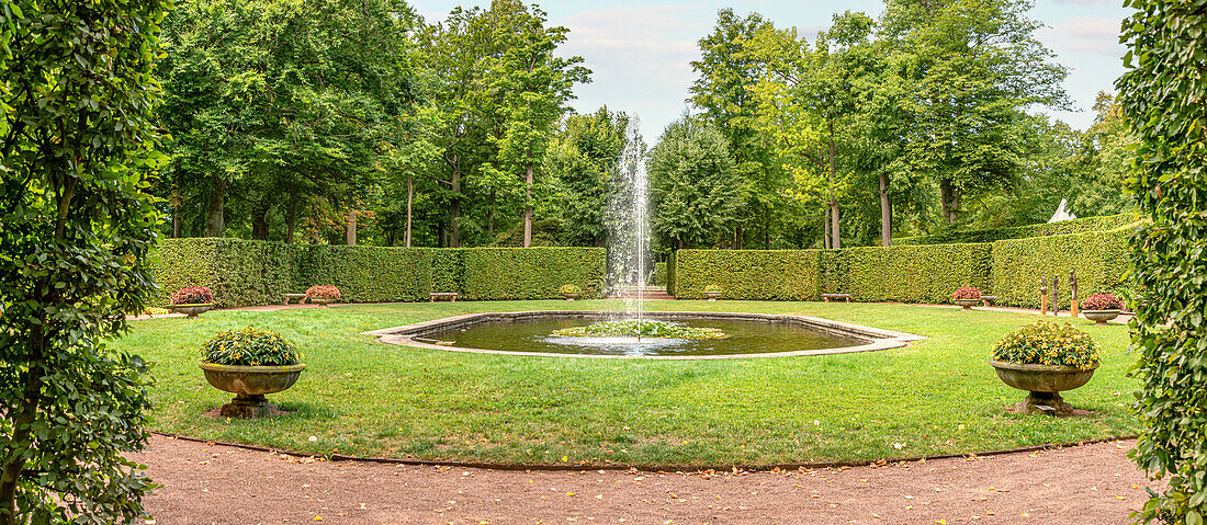Springbrunnen im Park des Barockschlosses Lichtenwalde,  Niederwiesa, Sachsen, Deutschland