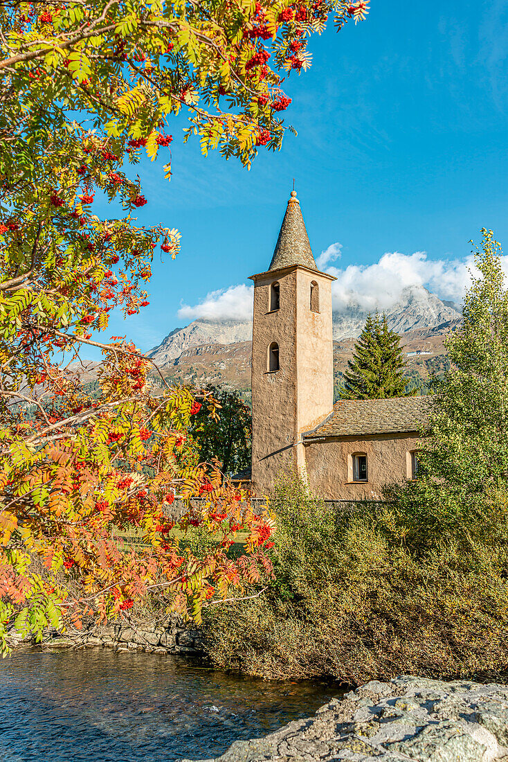 Alte Basilika San Lurench im Herbst, Sils Baselgia, Sils, Oberengadin, Engadin, Graubünden, Schweiz