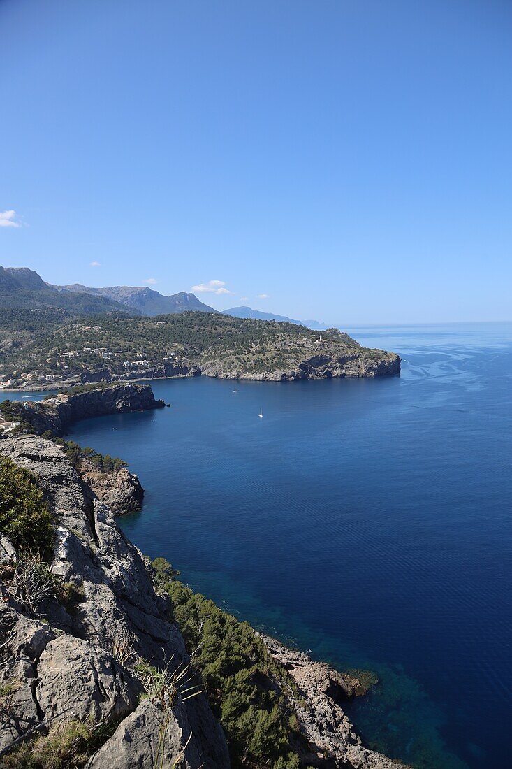 Blick auf die Hafeneinfahrt von Port de Soller, Serra de Tramuntana, Nordküste, Mallorca, Balearen, Spanien