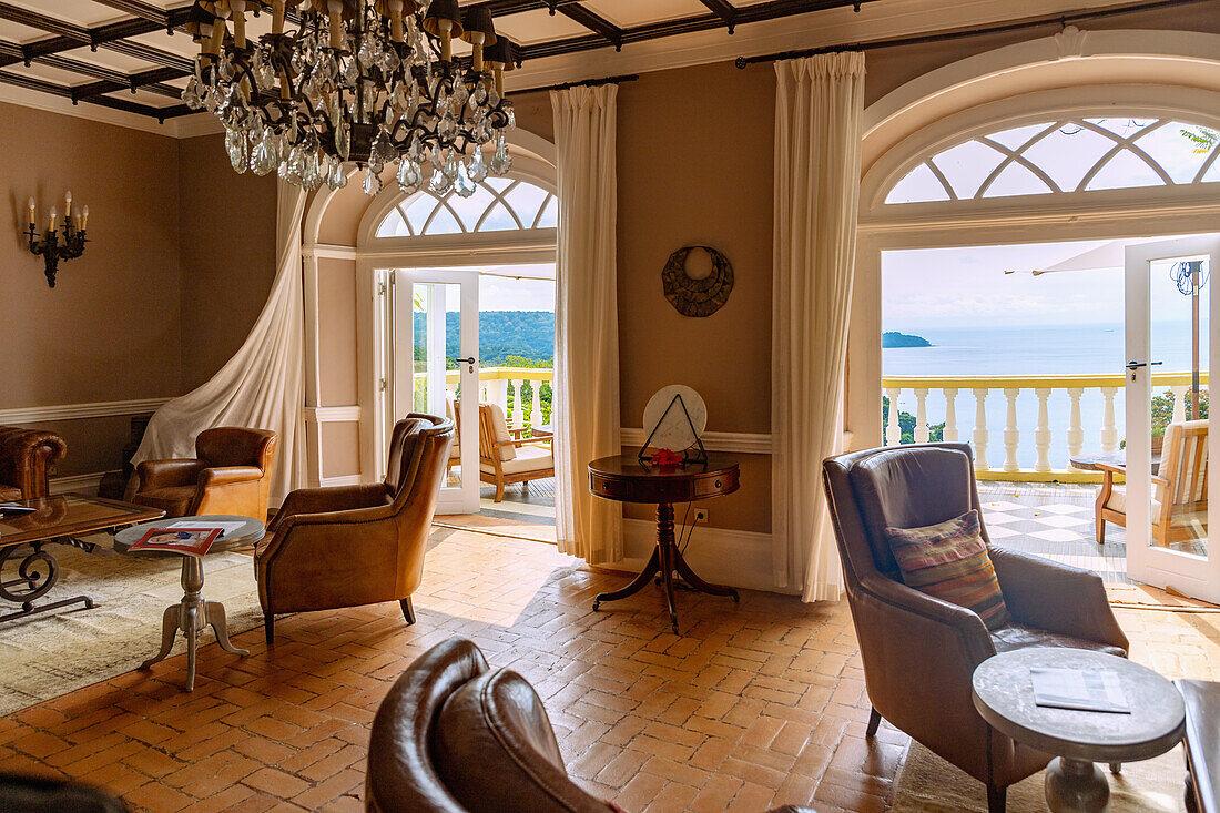 Lounge und Tea Terrace des historischen Herrenhauses des Roça Belo Monte Hotel mit Aussicht auf Bom Bom Island auf der Insel Principé in Westafrika, Sao Tomé e Príncipe