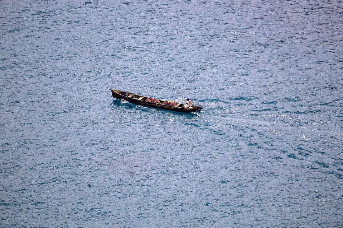 Fischer mit Pirogenboot vor der Insel Príncipe in Westafrika, Sao Tomé e Príncipe