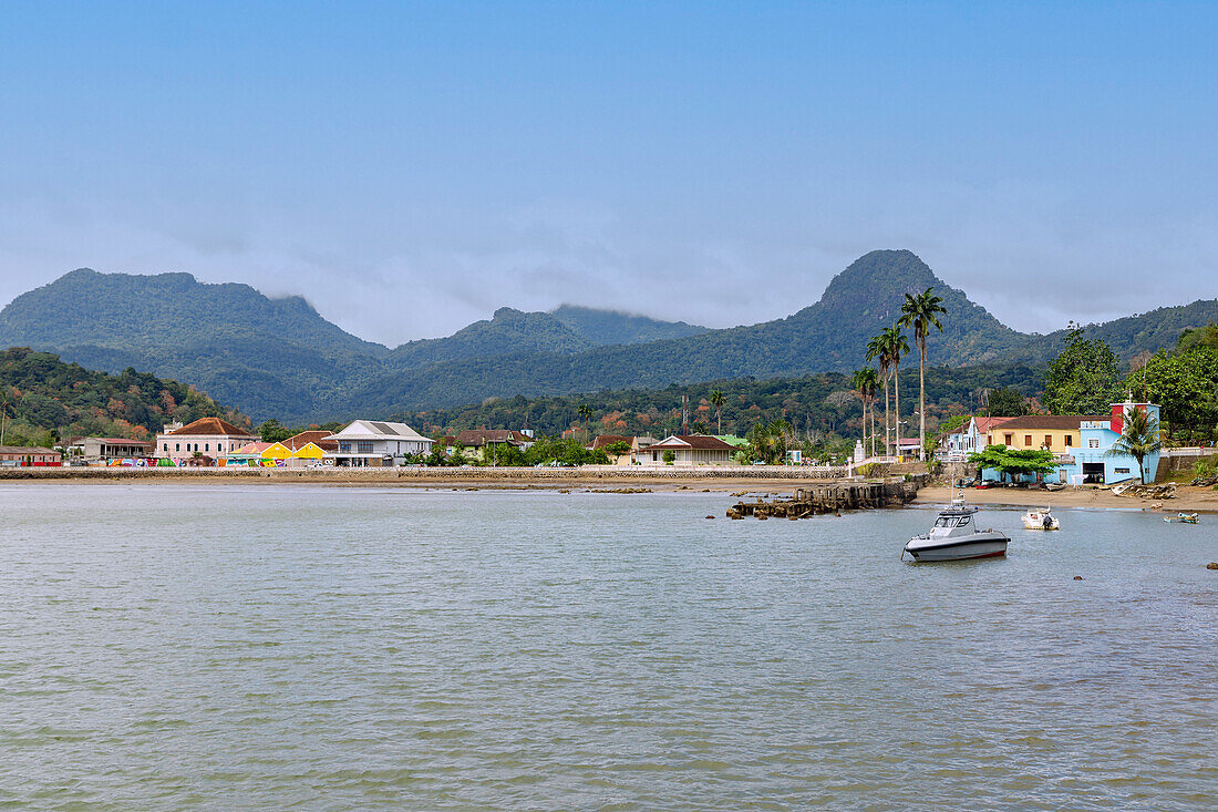 Inselhauptstadt Santo António mit Hafen und Blick auf Pico Papagaio auf der Insel Principé in Westafrika, Sao Tomé e Príncipe