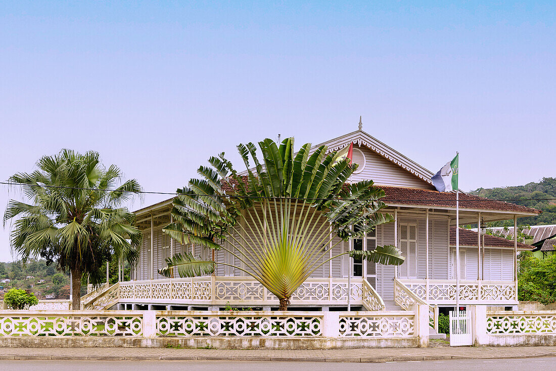 Gästehaus der Regionalregierung mit Baum der Reisenden, Ravenala madagascariensis, in Santo António auf der Insel Príncipe in Westafrika, Sao Tomé e Príncipe